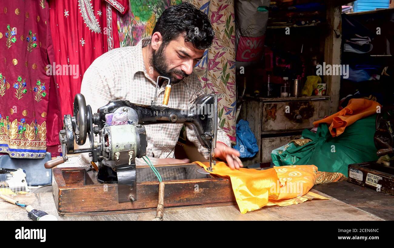AMRITSAR, INDE - 18 MARS 2019 : couturière qui fait un vêtement dans son atelier à amritsar Banque D'Images
