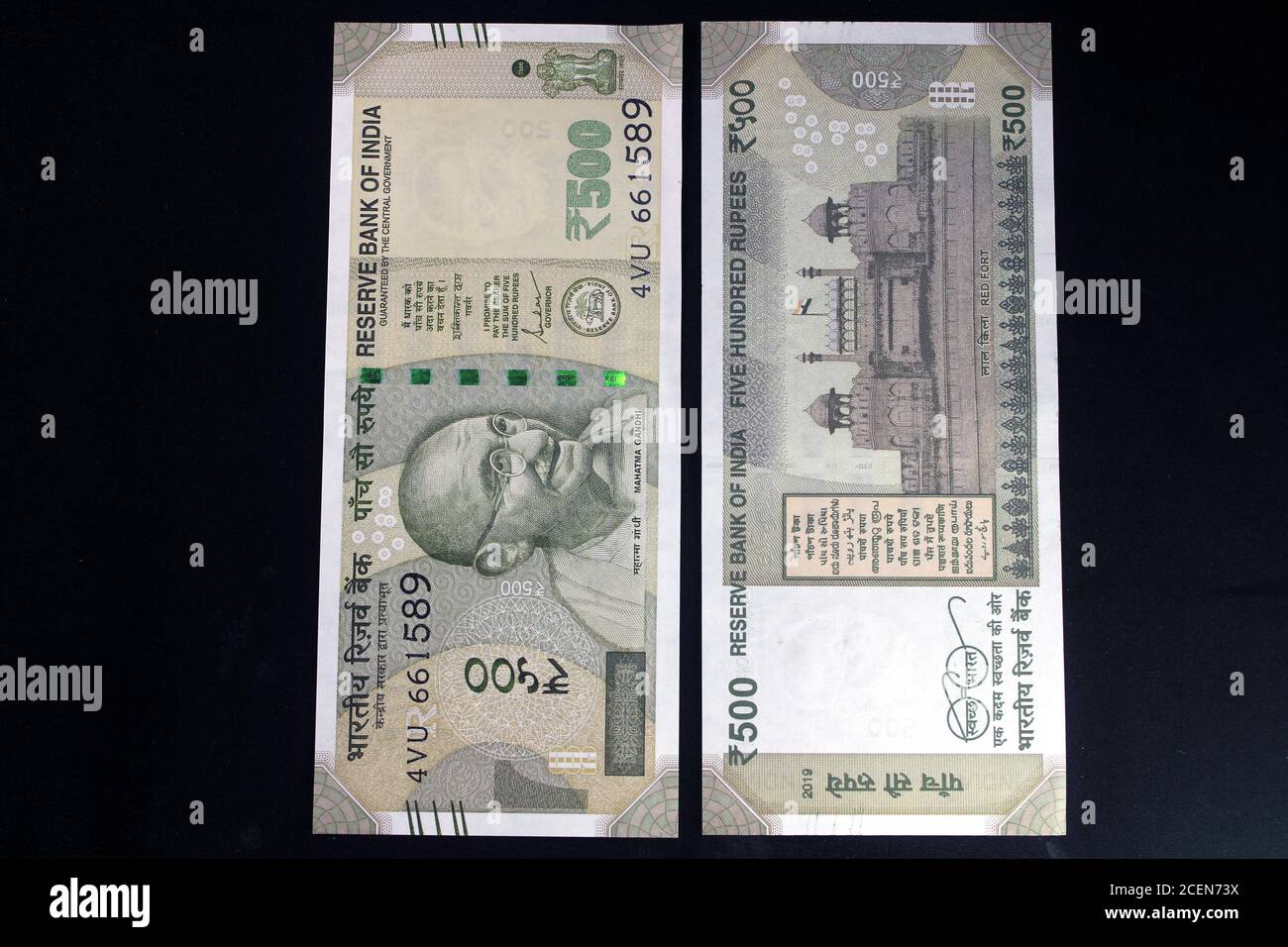 Monnaie indienne. note de 500 roupies. Cinq cents roupies de monnaie indienne isolée sur fond noir. Banque D'Images