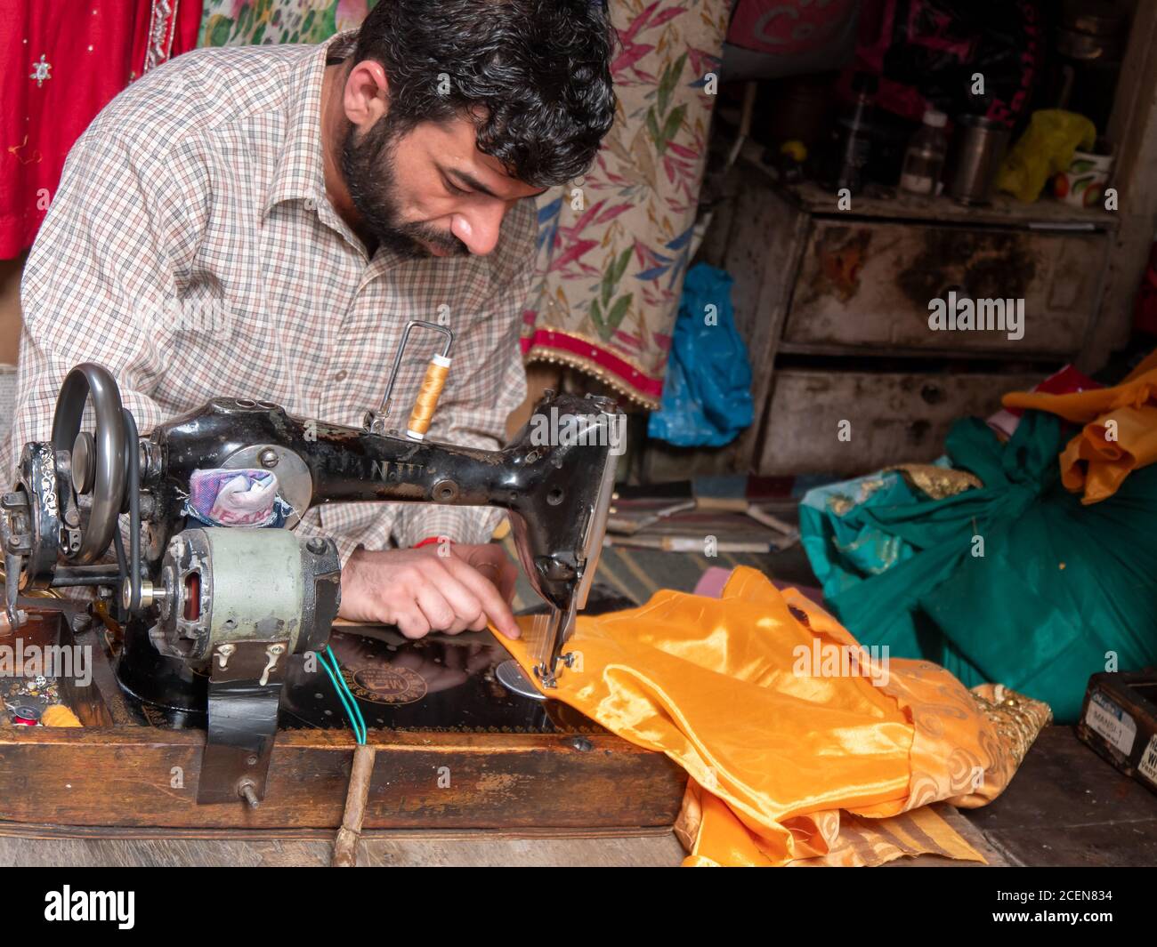 AMRITSAR, INDE - 18 MARS 2019 : gros plan d'un couturier qui fabrique un vêtement avec une machine à coudre dans son atelier à amritsar Banque D'Images