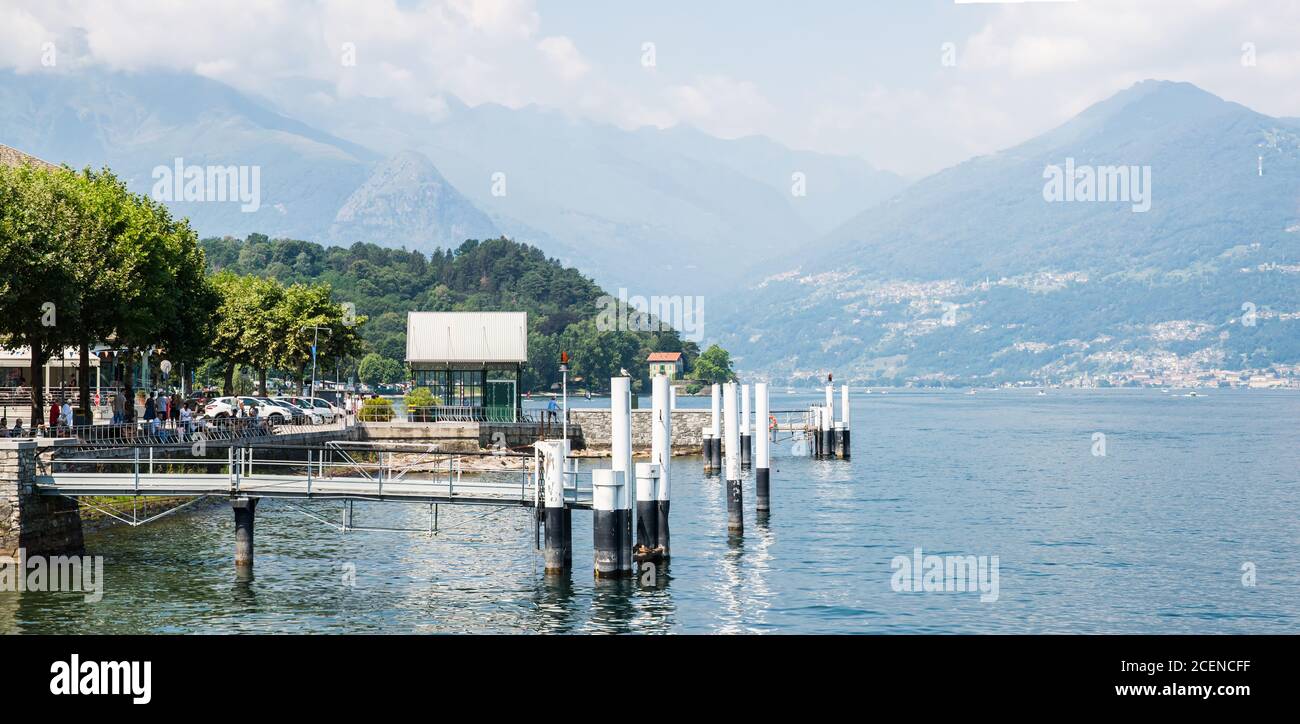Lac de Côme. Italie - 21 juillet 2019 : embarcadère de ferry de Colico City. Lac de Côme en Italie. Alpes sur fond. Banque D'Images Lac de Côme. Italie - 21 juillet 2019 : embarcadère de ferry de Colico City. Lac de Côme en Italie. Alpes sur fond. Banque D'Images