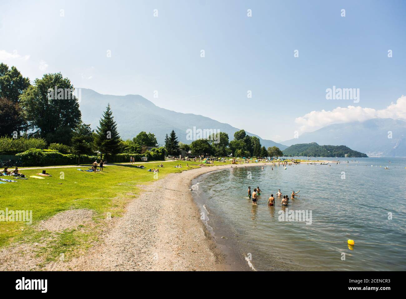 Lac de Côme. Italie - 21 juillet 2019 : zone de loisirs de Colico City. Plage sur le lac de Côme en Italie. Banque D'Images