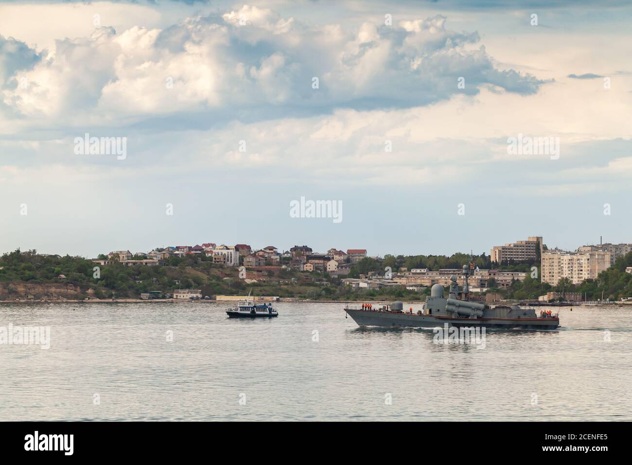 Un navire de guerre russe part à la baie de Sébastopol, en Crimée Banque D'Images