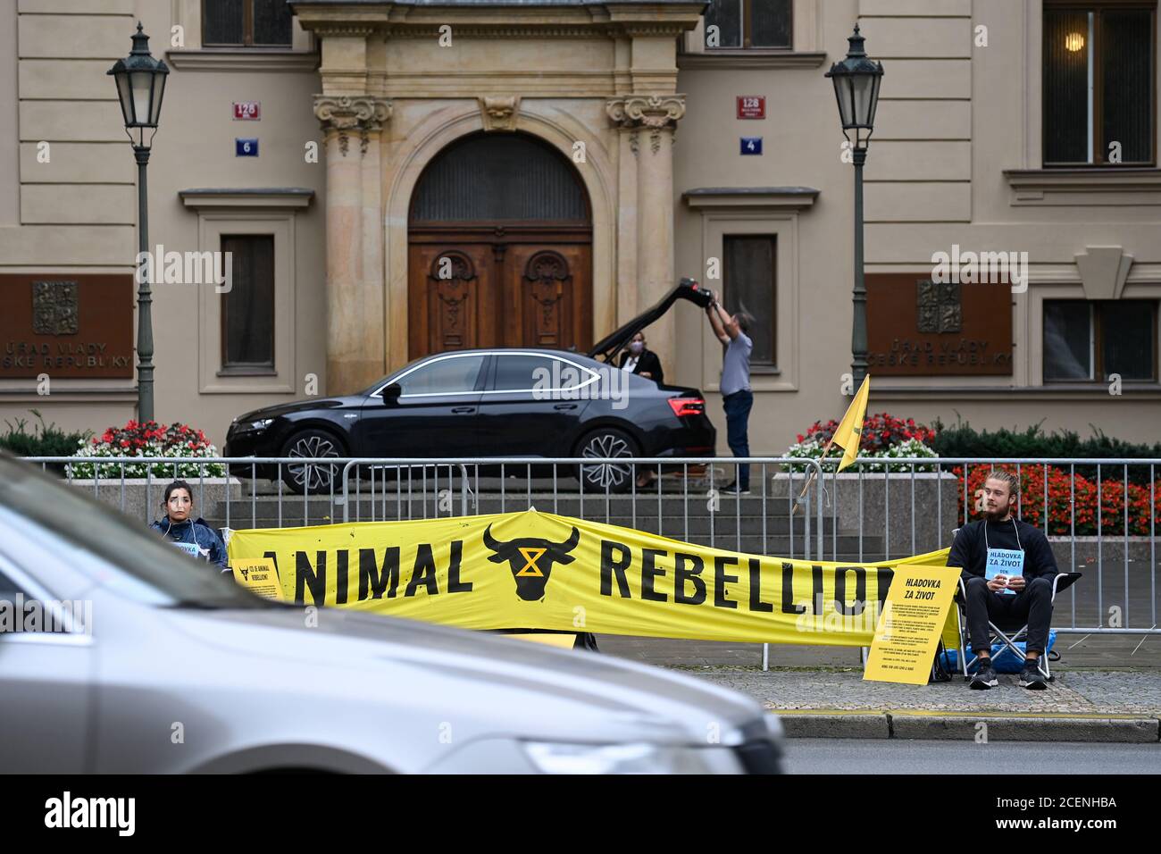 Prague, République tchèque. 1er septembre 2020. Le mouvement de protestation hebdomadaire Together for Life de la rébellion animale en République tchèque a commencé par une grève de la faim de plusieurs jours devant le bureau du gouvernement tchèque à Prague, en République tchèque, le 1er septembre 2020. L'objectif est de mobiliser et d'informer le public de la crise climatique et de l'industrie animale. Crédit : Michal Kamaryt/CTK photo/Alay Live News Banque D'Images