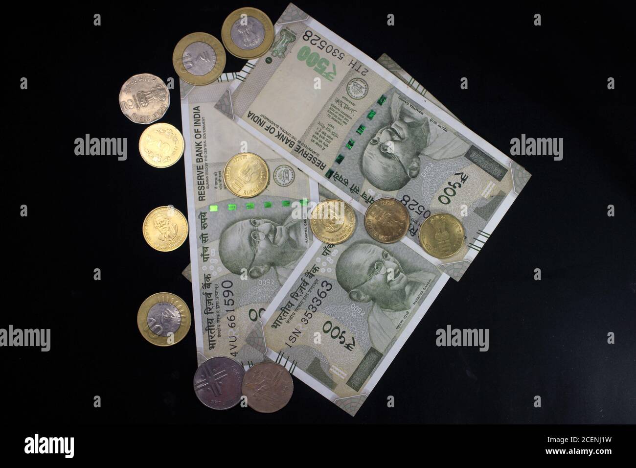 Monnaie indienne. Note de 500 roupies avec pièces de monnaie indiennes. Monnaie indienne isolée sur fond noir. Banque D'Images