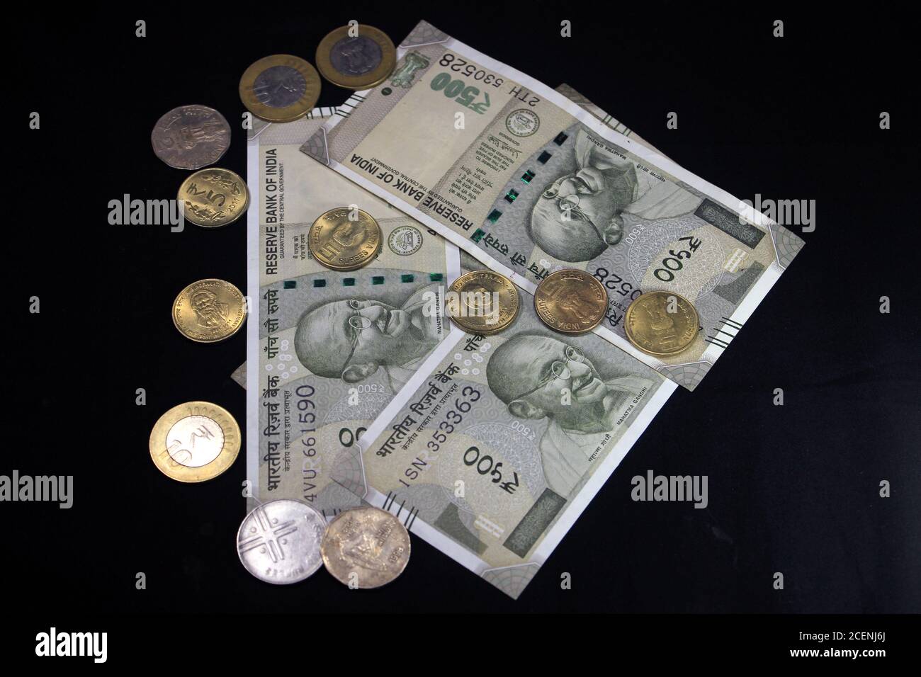 Monnaie indienne. Note de 500 roupies avec pièces de monnaie indiennes. Monnaie indienne isolée sur fond noir. Banque D'Images