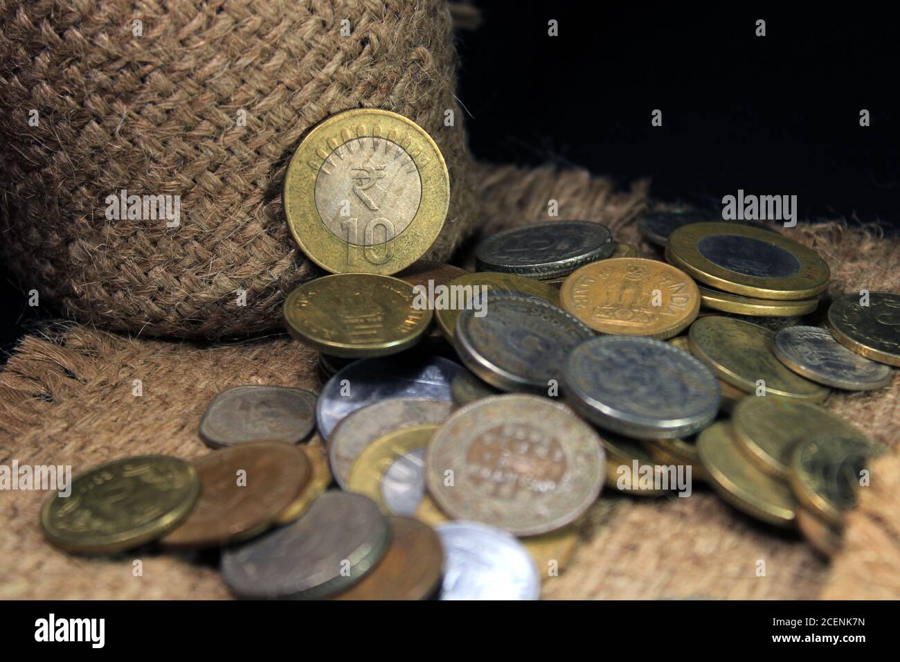 Pile de 1, 2, 5, 10 monnaie en métal roupie indienne isolée sur fond de sac. Concept d'investissement financier, économique, bancaire et d'échange. Banque D'Images