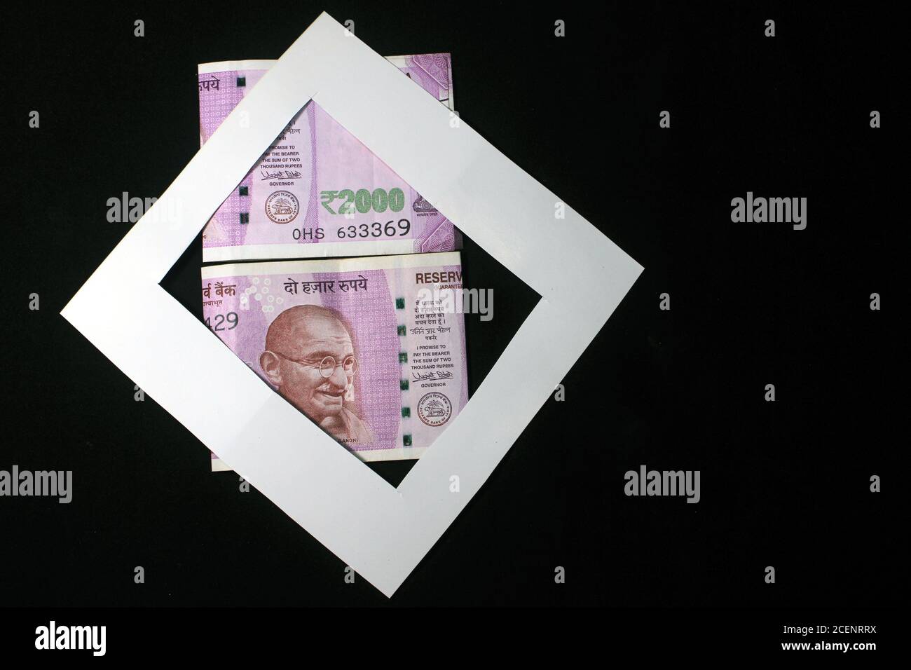 Nouvelle monnaie indienne. note de 2000 roupies. Monnaie indienne isolée sur fond noir. Banque D'Images