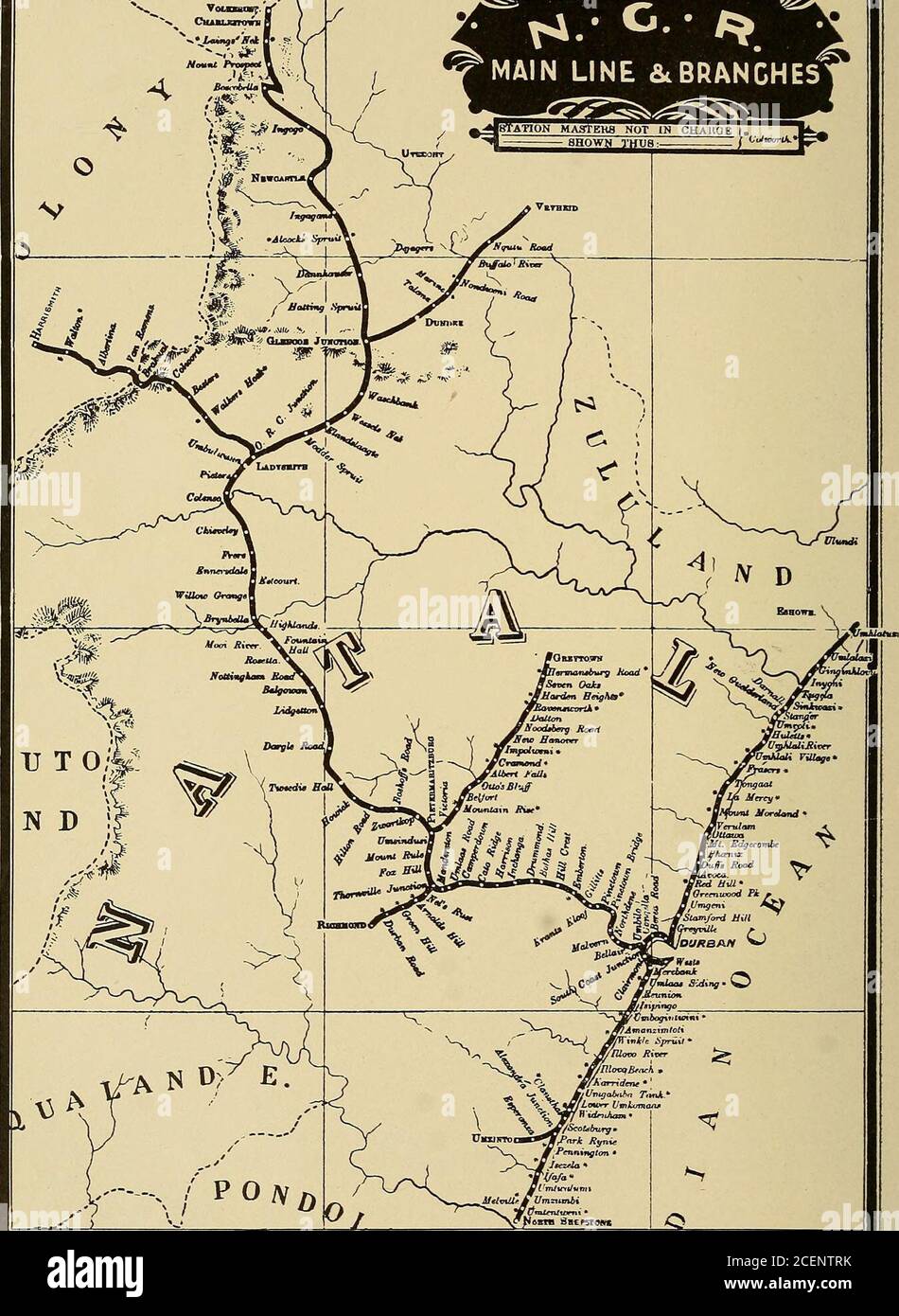 . Le magazine CASSIER. U3ii~ EST AINSI ILLUSTRÉ. CARTE MONTRANT LA LIGNE PRINCIPALE ET LES BRANCHES DES CHEMINS DE FER DE LA COLONIE NATAL, DONT 768 MILLES SONT OUVERTS À LA CIRCULATION. LA LIGNE PRINCIPALE RELIE DURBAN, SUR LA CÔTE, À CHARLESTOWN, SUR LA FRONTIÈRE TRANSVAALE, UNE DISTANCE DE 306 MILLES LES CHEMINS DE FER DE NATAL 85 par le rapport annuel du Directeur général des chemins de fer pour 1903, qui indique que pendant cette année 22,247 tonswere a fourni au cap Colony, 7551tonnes au Transvaal, Et 3378 tonnes à la colonie de la rivière Orange, alors que la consommation de charbon pour les chemins de fer et les ports ne représentait pas moins de 206,327 tonnes, et oth Banque D'Images