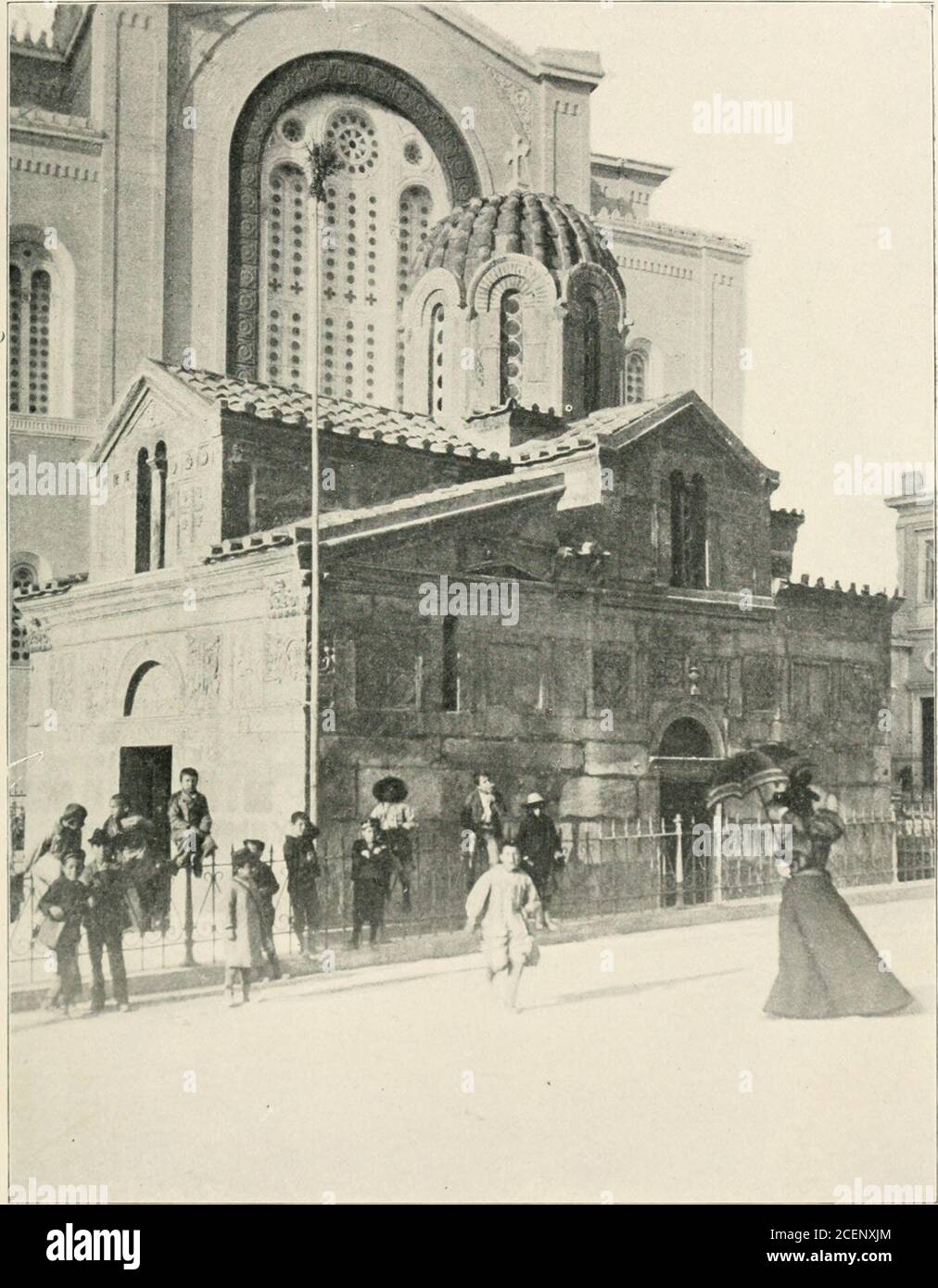 . Les conférences Burton Holmes;. LES inscriptions NATIONALES GRECQUES ONT été intégrées dans les murs de la petite église; elle est en fait composée des débris de l'antiquité. La structure de résultat est plus pittoresque et intéressant, une sorte de curiowhich devrait être gardé en toute sécurité dans un grand cas de verre. Il est regrettable que soixante-dix de ces petits joyaux de Byzantinearchtures aient déjà été démolis pour faire la place de structures modernes. CinRCII ol-- IIIi: IAXACIA CORCOIMKO LES JEUX OLYMPIQUES 31 juste à l'extérieur de la porte de cette chapelle se trouve un largeblock de marbre gris. Sur elle est sculptée dans le grec le Banque D'Images