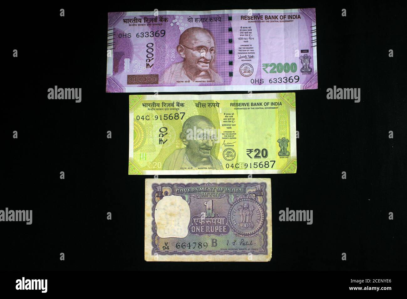L'argent indien avec le concept de la nouvelle année 2021 sur fond noir. Concept du nouvel an 2021 avec la monnaie indienne. Devises indiennes sur fond noir. Banque D'Images