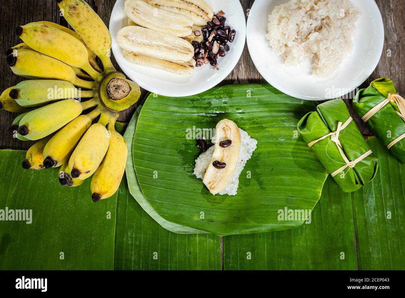 Thaï rempli de lait de coco et de banane, dessert thaïlandais, banane cultivée, lait de coco sur le riz gluant et la banane, vue du dessus Banque D'Images