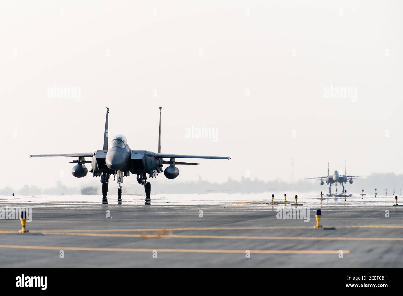 Deux F-15E Strike Eagles taxi dans après avoir exécuté un Qatar-États-Unis Événement d'amitié du Commandement central des Forces aériennes de la base aérienne d'Al Udeid, Qatar, 24 août 2020. Ce vol a été effectué afin de continuer à établir des relations militaires avec le QEAF et de les familiariser avec le F-15E de la U.S. Air Force avant leur arrivée au F-15QA. (É.-U. Photo de la Force aérienne par le sergent d'état-major. Lauren Parsons) Banque D'Images