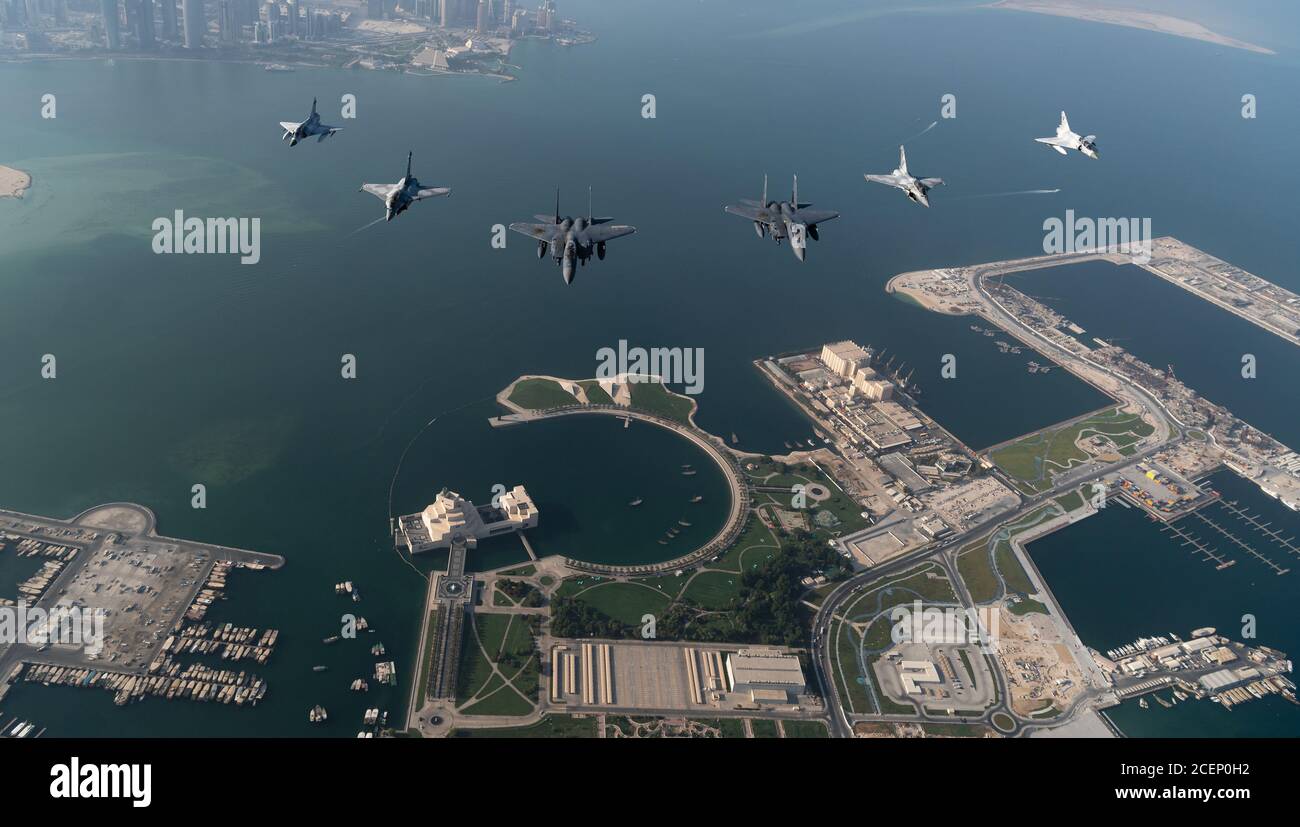 Le Mirage 2000S et Rafales de la Qatari Emiri Air Force (QEAF) survolent en formation au-dessus de Doha, au Qatar, aux côtés du F-15E de la U.S. Air Force (USAF), frappent les aigles pendant le Qatar-États-Unis Événement d'amitié du Commandement central de la Force aérienne, 24 août 2020. Ce vol a été effectué afin de continuer à établir des relations militaires avec le QEAF et de les familiariser avec le F-15E de l'USAF avant leur arrivée au F-15QA. (É.-U. Photo de la Force aérienne par le sergent d'état-major. Justin Parsons) Banque D'Images