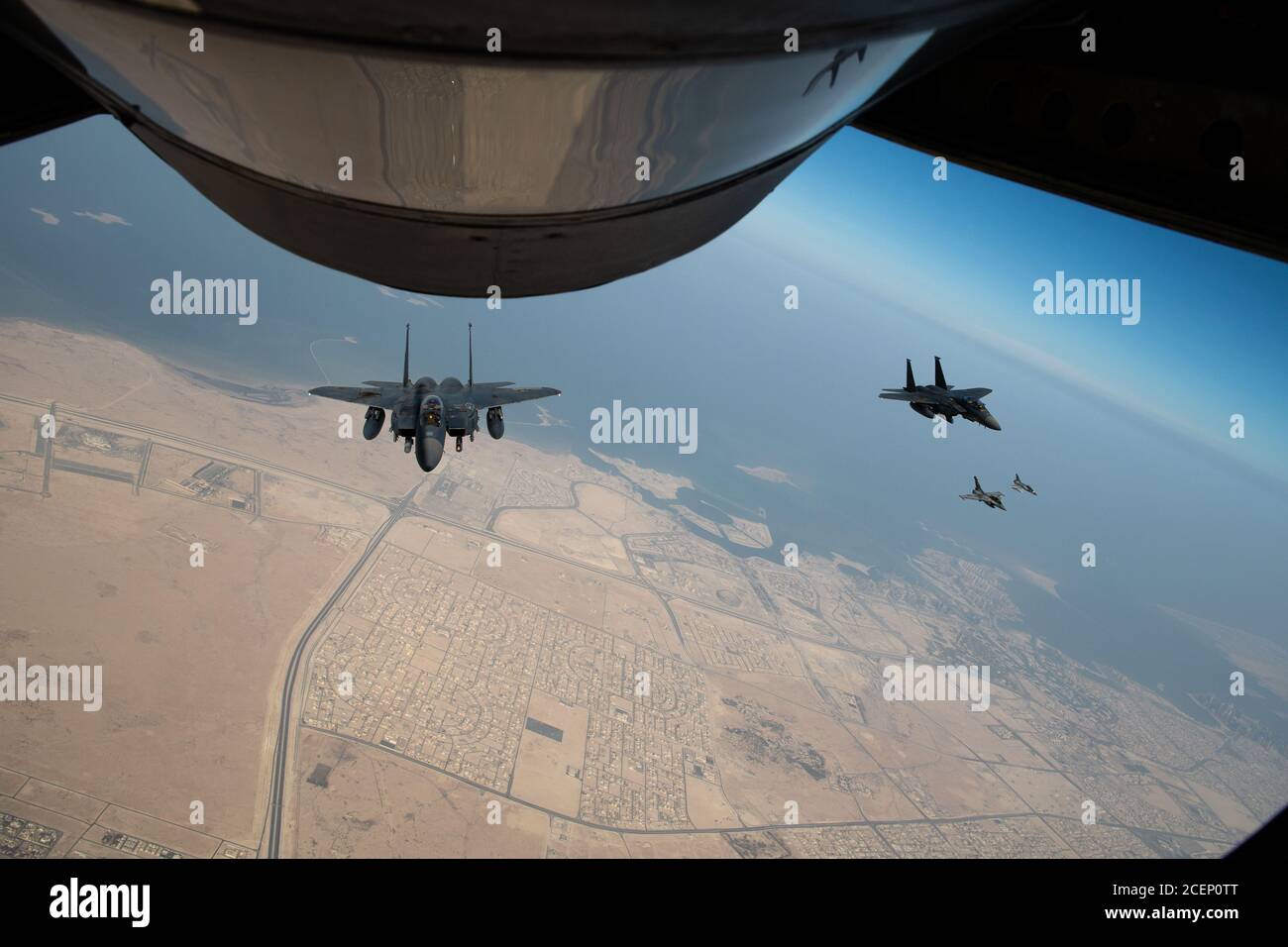 Le Mirage 2000S et Rafales de la Qatari Emiri Air Force (QEAF) survolent en formation au-dessus de Doha, au Qatar, aux côtés du F-15E de la U.S. Air Force (USAF), frappent les aigles pendant le Qatar-États-Unis Événement d'amitié du Commandement central de la Force aérienne, 24 août 2020. Ce vol a été effectué afin de continuer à établir des relations militaires avec le QEAF et de les familiariser avec le F-15E de l'USAF avant leur arrivée au F-15QA. (É.-U. Photo de la Force aérienne par le sergent d'état-major. Justin Parsons) Banque D'Images