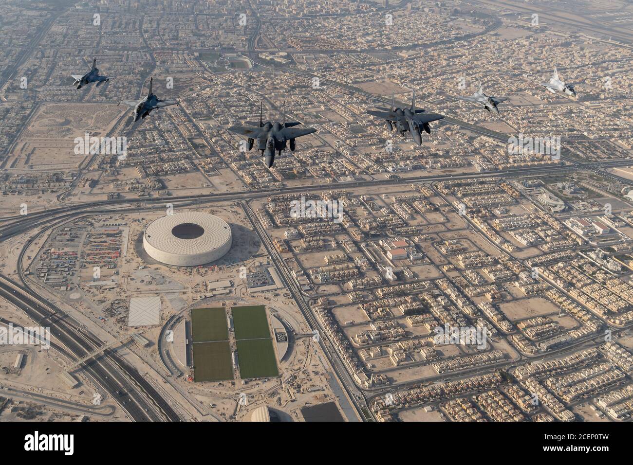 Le Mirage 2000S et Rafales de la Qatari Emiri Air Force (QEAF) survolent en formation au-dessus de Doha, au Qatar, aux côtés du F-15E de la U.S. Air Force (USAF), frappent les aigles pendant le Qatar-États-Unis Événement d'amitié du Commandement central de la Force aérienne, 24 août 2020. Ce vol a été effectué afin de continuer à établir des relations militaires avec le QEAF et de les familiariser avec le F-15E de l'USAF avant leur arrivée au F-15QA. (É.-U. Photo de la Force aérienne par le sergent d'état-major. Justin Parsons) Banque D'Images