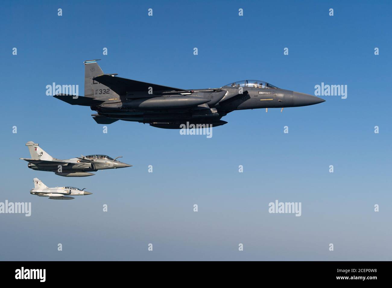 Le Mirage 2000S et Rafales de la Qatari Emiri Air Force (QEAF) survolent en formation au-dessus de Doha, au Qatar, aux côtés du F-15E de la U.S. Air Force (USAF), frappent les aigles pendant le Qatar-États-Unis Événement d'amitié du Commandement central de la Force aérienne, 24 août 2020. Ce vol a été effectué afin de continuer à établir des relations militaires avec le QEAF et de les familiariser avec le F-15E de l'USAF avant leur arrivée au F-15QA. (É.-U. Photo de la Force aérienne par le sergent d'état-major. Justin Parsons) Banque D'Images