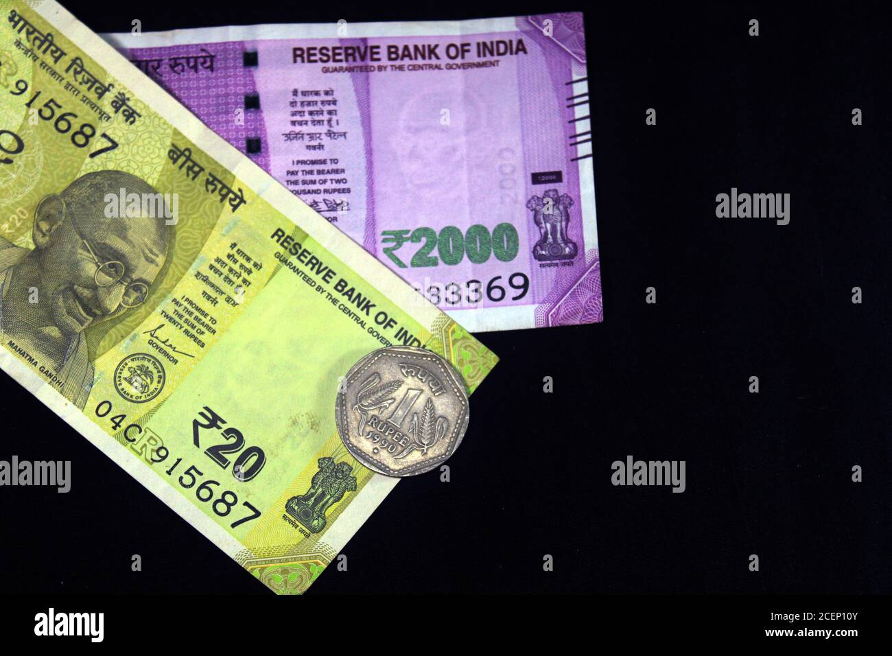 L'argent indien avec le concept de la nouvelle année 2021 sur fond noir. Concept du nouvel an 2021 avec la monnaie indienne. Devises indiennes sur fond noir. Banque D'Images