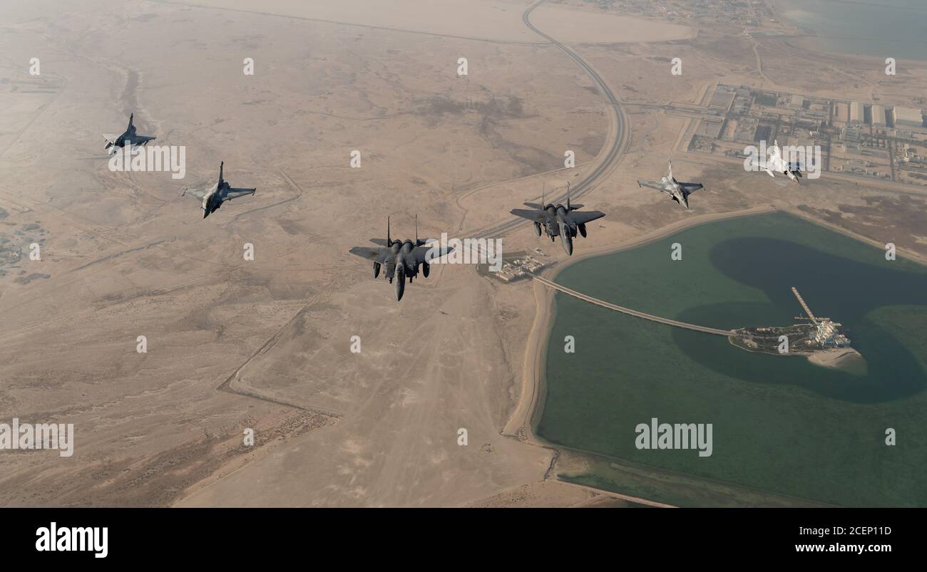 Le Mirage 2000S et Rafales de la Qatari Emiri Air Force (QEAF) survolent en formation au-dessus de Doha, au Qatar, aux côtés du F-15E de la U.S. Air Force (USAF), frappent les aigles pendant le Qatar-États-Unis Événement d'amitié du Commandement central de la Force aérienne, 24 août 2020. Ce vol a été effectué afin de continuer à établir des relations militaires avec le QEAF et de les familiariser avec le F-15E de l'USAF avant leur arrivée au F-15QA. (É.-U. Photo de la Force aérienne par le sergent d'état-major. Justin Parsons) Banque D'Images