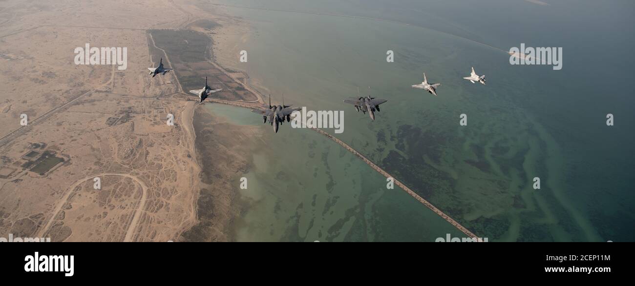 Le Mirage 2000S et Rafales de la Qatari Emiri Air Force (QEAF) survolent en formation au-dessus de Doha, au Qatar, aux côtés du F-15E de la U.S. Air Force (USAF), frappent les aigles pendant le Qatar-États-Unis Événement d'amitié du Commandement central de la Force aérienne, 24 août 2020. Ce vol a été effectué afin de continuer à établir des relations militaires avec le QEAF et de les familiariser avec le F-15E de l'USAF avant leur arrivée au F-15QA. (É.-U. Photo de la Force aérienne par le sergent d'état-major. Justin Parsons) Banque D'Images