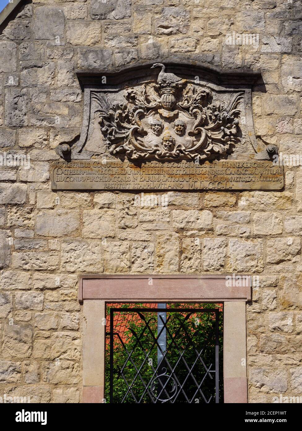 Giebelwand mit Wappenschild am Domplatz, Hildesheim, Niedersachsen, Deutschland, mur de toit Europa avec bras Coatof à Domplatz, Hildesheim, Basse Sax Banque D'Images