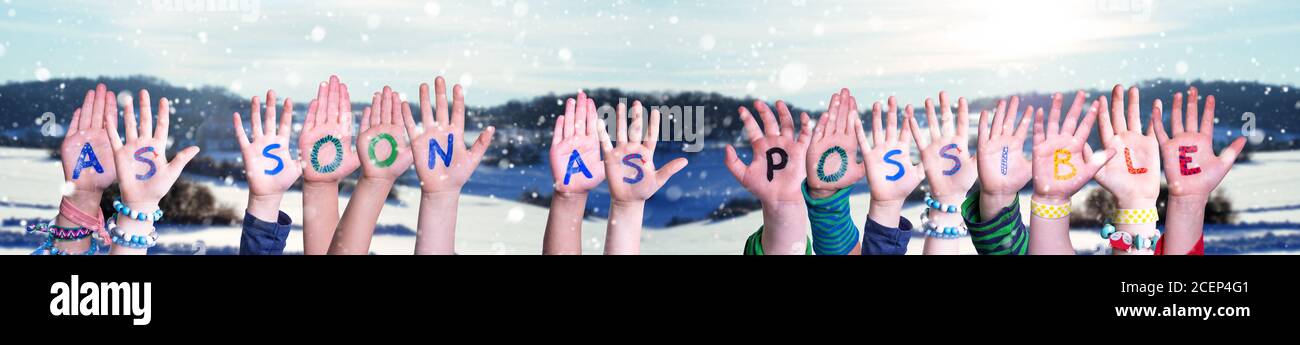 Les enfants font le Dès que possible de mot, arrière-plan d'hiver enneigé Banque D'Images