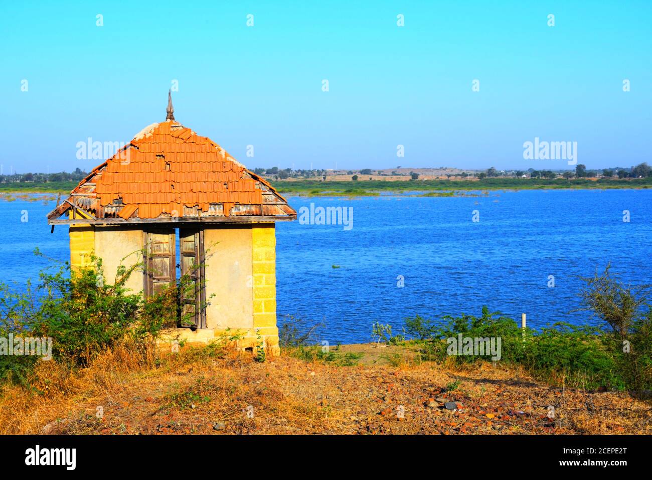 Hutte sur les rives de la rivière de l'Inde, ancienne hutte, petite maison ancienne sur les rives de la rivière au coucher du soleil en silence Banque D'Images