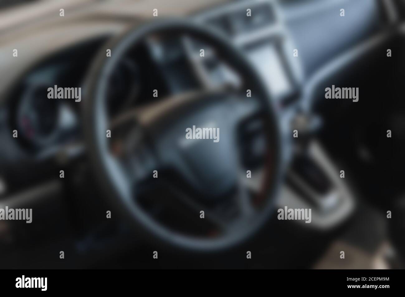 Vue floue abstraite du volant de la voiture. Tableau de bord de la voiture. Défoqué. Banque D'Images