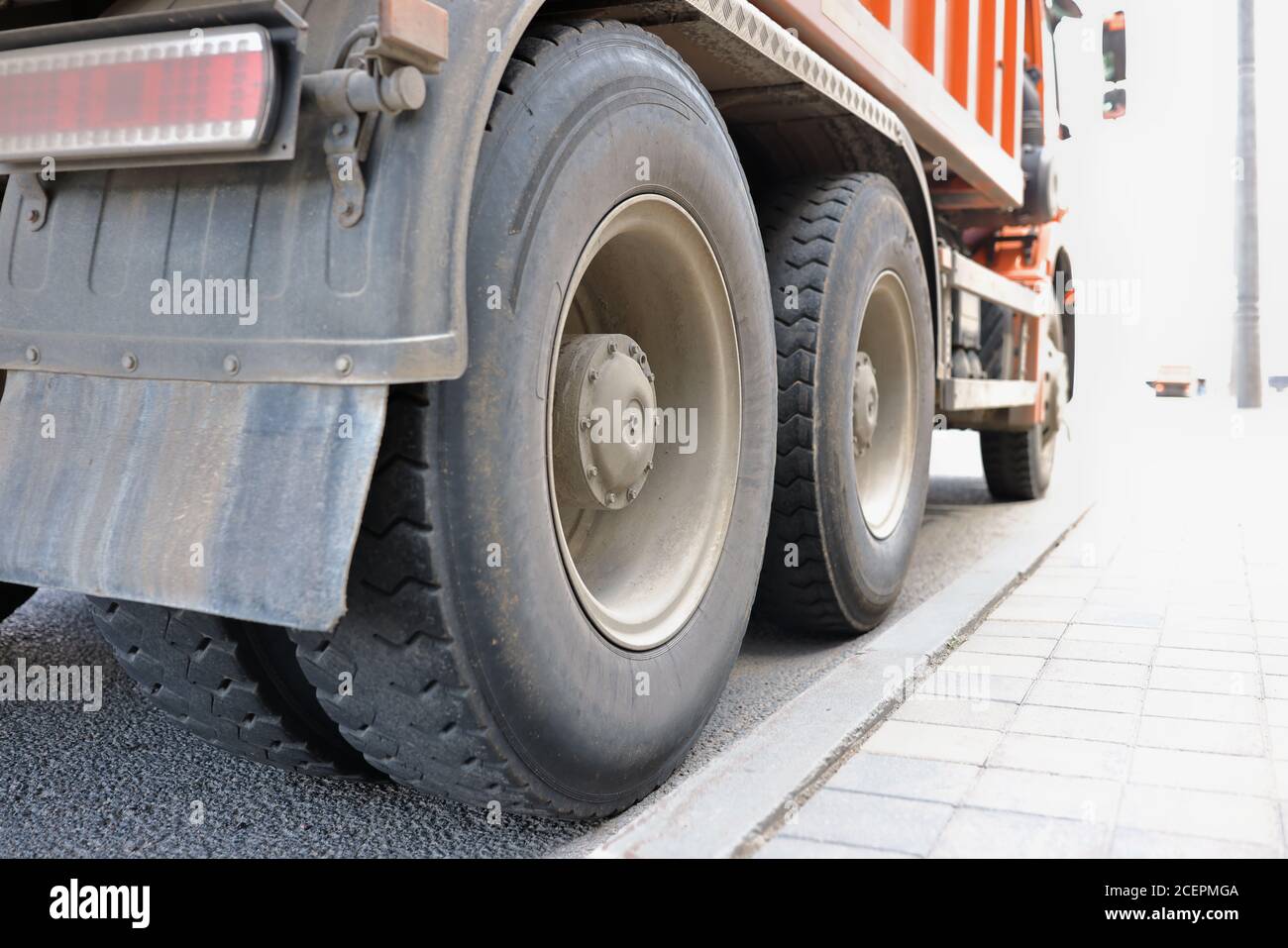 Le chariot se trouve sur un véhicule de proximité des roues arrière de la chaussée. Banque D'Images