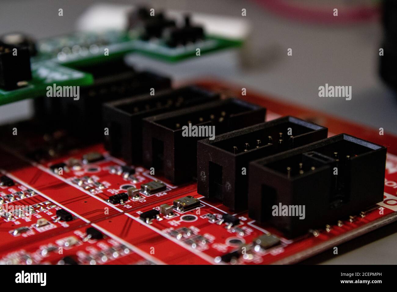 connecteurs d'embase de boîtier de circuit imprimé rouge sur une rangée Banque D'Images