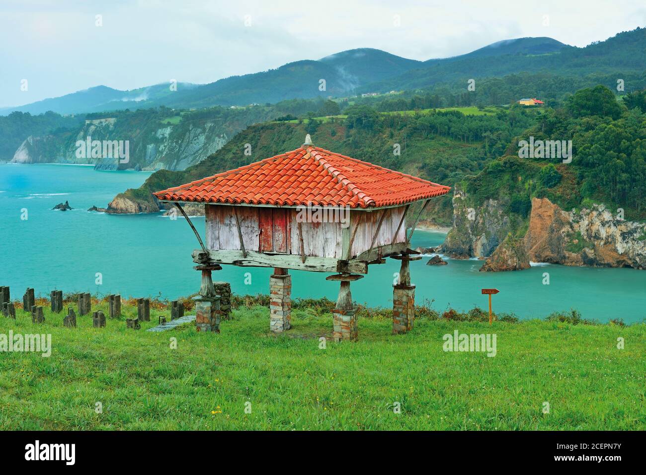 Vieux grenier élevé haut au-dessus de vert et de falaises rocheuses avec vue se Banque D'Images