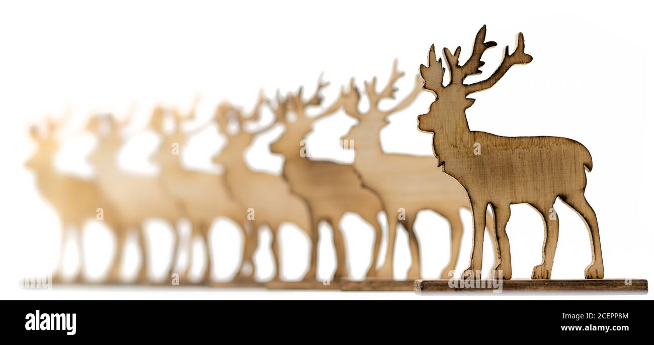 Découper deer figure en bois avec bords en bois foncé et sapins isolated on white Banque D'Images