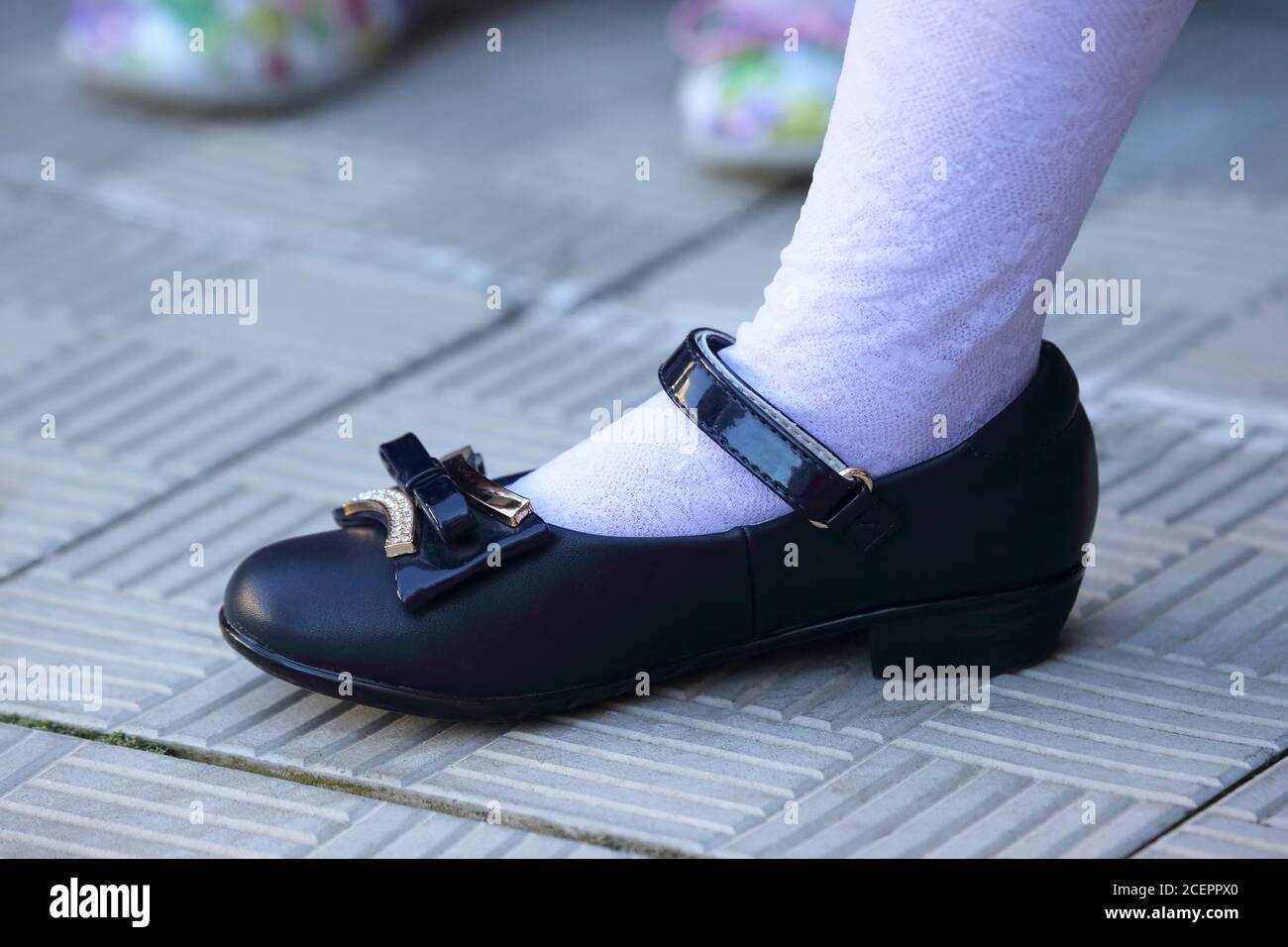pied écolière en chaussures noires et collants blancs Photo Stock - Alamy