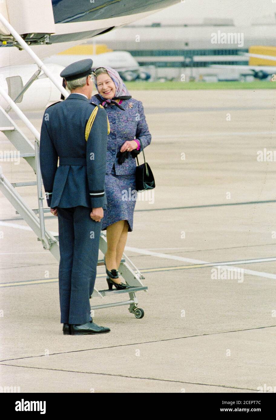 Queen Elizabeth arrivant à l'aéroport de Londres Heathrow Banque D'Images