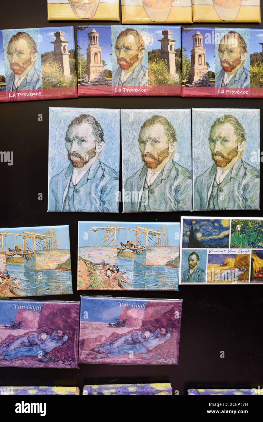 Van Gogh souvenirs, portrait et aimants souvenir à vendre dans la boutique de cadeaux à Fontvieille Alpilles Provence France Banque D'Images