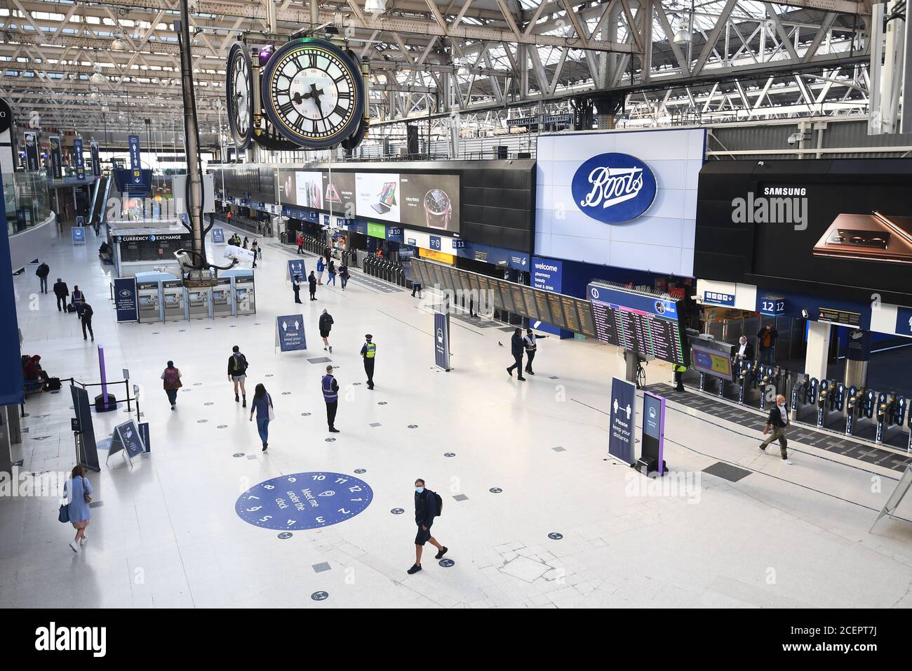Le concourse de la gare de Waterloo à Londres - qui est l'une des plus achalandées de la capitale - pendant les heures de pointe. Le premier ministre a déclaré que les gens revenaient « en grand nombre au bureau », mais Downing Street a déclaré qu'elle ne pouvait pas encore fournir d'informations pour soutenir la réclamation. Banque D'Images