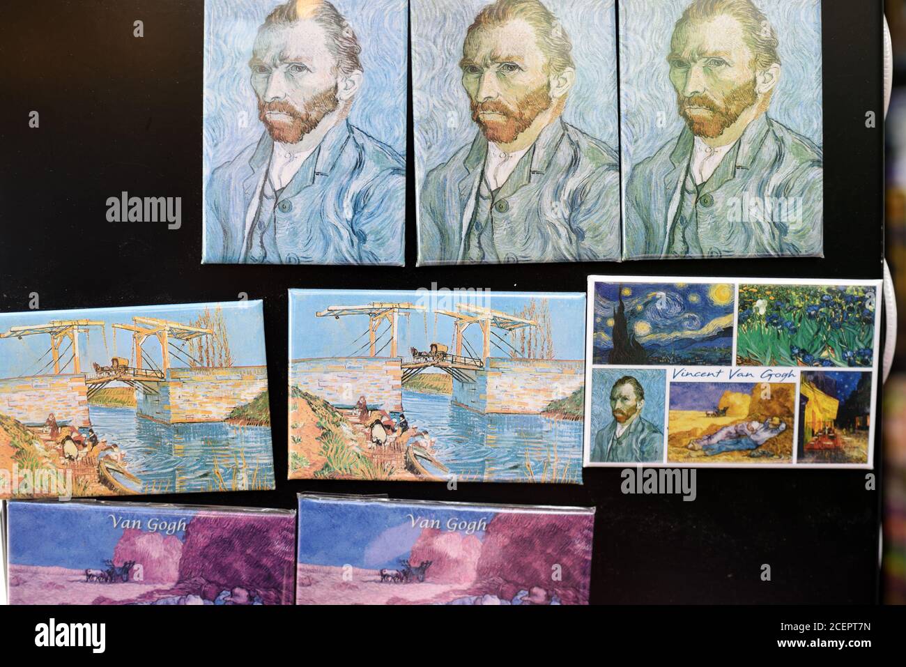 Van Gogh souvenirs, portrait et aimants souvenir à vendre dans la boutique de cadeaux à Fontvieille Alpilles Provence France Banque D'Images