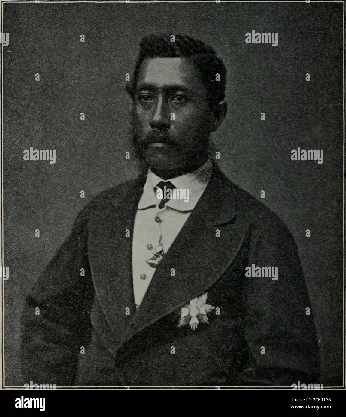 . Hawaï et son peuple, terre de l'arc-en-ciel et de la paume. Mort du prince Lot, Kamehameha V.le 10 de ce mois-là, mon mari et moi avons eresummoned au palais pour assister au monarque mourant; l'un par un autre chef, avec quelques-uns de leurs tutelle, est également arrivé. La maladie a été prononcée par les hommes médicaux pour être dropsy sur la poitrine. À neuf heures, le lendemain, nous avons été drawnup dans un petit cercle sur son lit; . . l'esprit du roi était encore clair, et ses pensées, comme la nôtre, étaient évidemment sur la sélection d'un futur dirigeant pour le royaume de l'île. Mais le roi est repassé en unc Banque D'Images