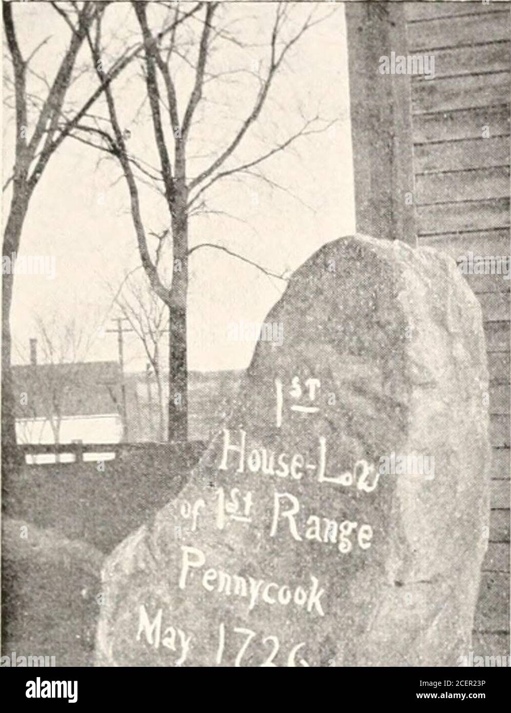 . Le mensuel Granite, un magazine du New Hampshire, consacré à la littérature, l'histoire et le progrès de l'État. QUELQUES POINTS DE REPÈRE DE CONCORD. 247 prévue en mai 1726, environ quatre mois après que la plantation de Penny Cook ait été grandTo par le général. ^726 Cour du Massachusetts. Le boul., avec une inscription coupée dessus, à l'angle de main et Penacookstreets, marque le premier lot de maison dans la première gamme sur le côté est de la rue main. Ce terrain a été assignedto le rév. Timothy Walker, qui a été ordonné premier ministere de Penny Cook, November18, 1730. Ayant Broughthis jeune femme à cette n Banque D'Images