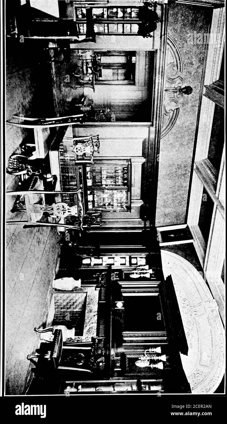 . Maisons pour ville ou pays. v-ing de repas. Quand il doit être utilisé ainsi—quand la salle à manger est aussi le salon de famille—les con-ditions des deux classes d'appartement doivent beconsidered simultanément; et le cas devient un toocomplexe à fournir sauf en rapport avec le site immédiat et le plan de maison. Quant à l'arrangement interne de la salle à manger dans sa capacité plus habituelle, ceci est principalement par la forme et la disposition de la table—en particulier de la table-dîner, qui peut parfois différer dans la taille et l'arrangement de celui utilisé autres repas. Si une table d'extension Banque D'Images