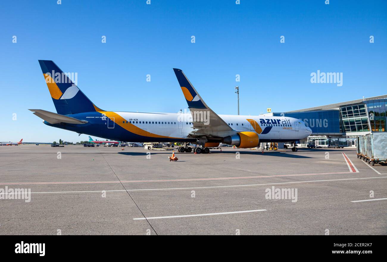 Ukraine, Kiev - 13 août 2020 : Boeing 767-33A ER un avion passager à l'aéroport international de Boryspil Azur Air Ukraine. Avion ukrainien UR-AZK Banque D'Images