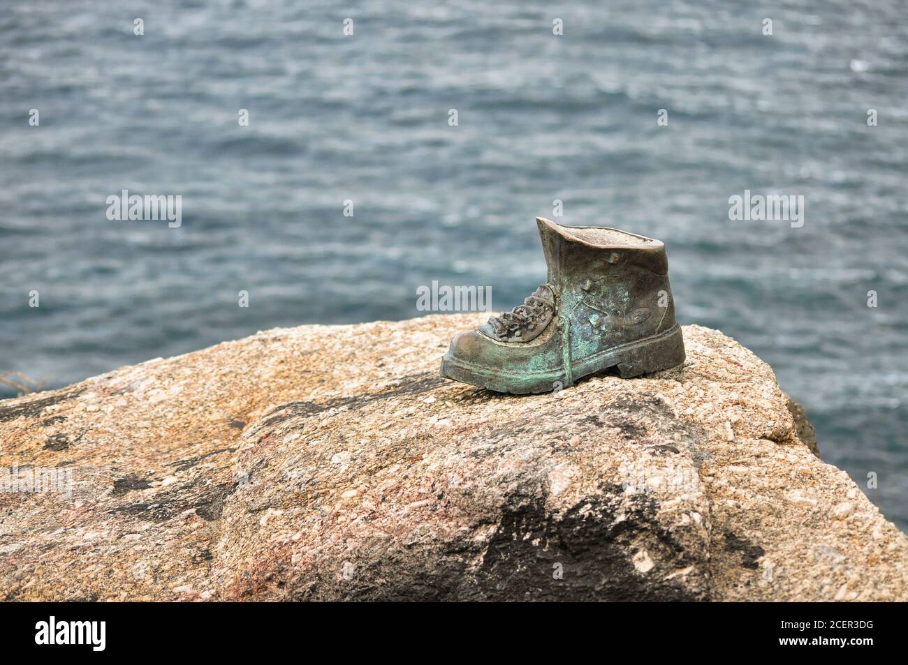 La chaussure du pèlerin est une petite sculpture en l'honneur des pèlerins  qui complètent le Camino de Santiago ici. Il est situé à Cape Finisterre,  Galice Photo Stock - Alamy