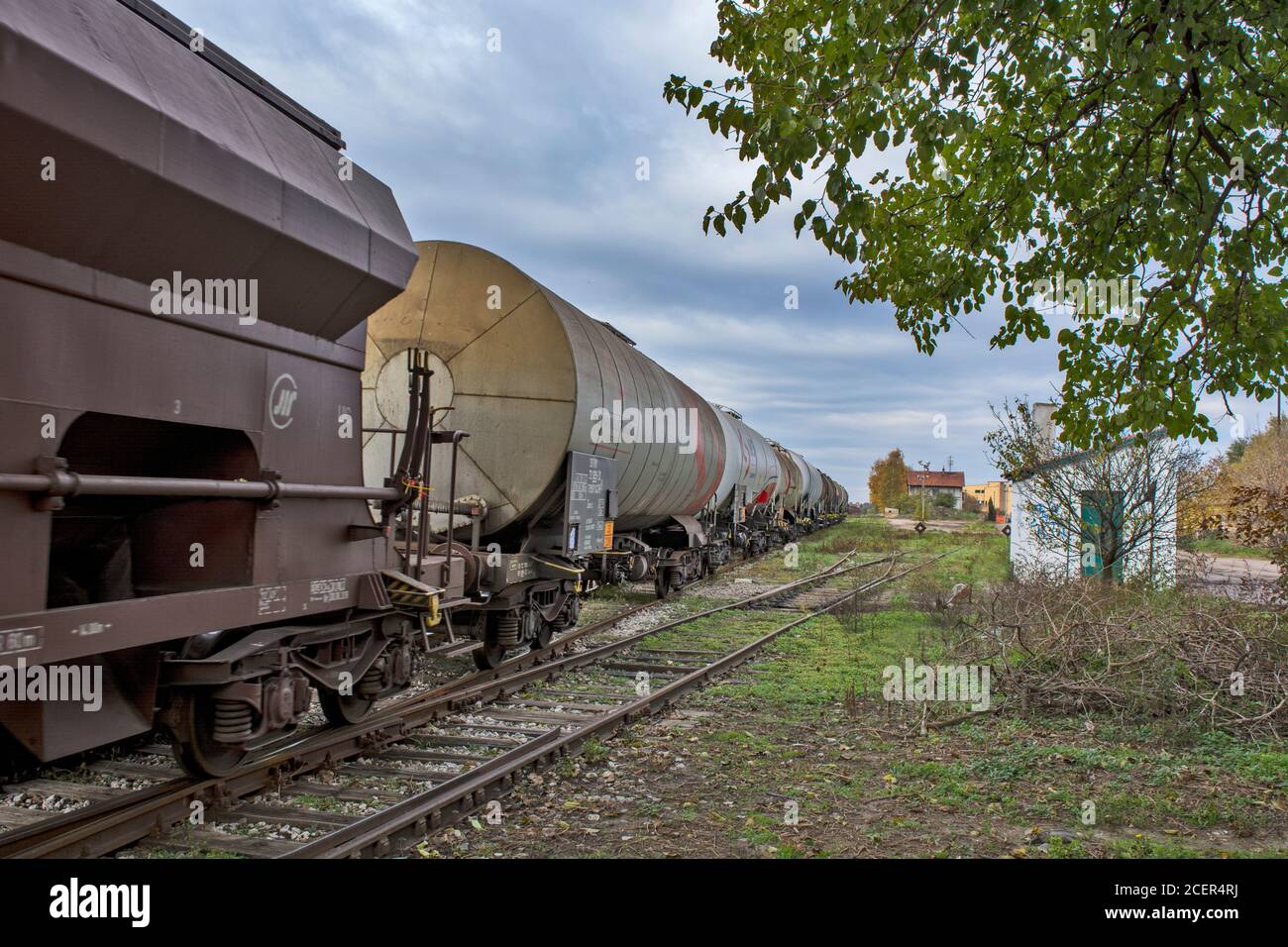 Zrenjanin, Serbie, 16 novembre 2015. Entrée d'un train de marchandises dans la gare. Le train transporte le grain et le carburant dans les réservoirs à l'arrière de t Banque D'Images