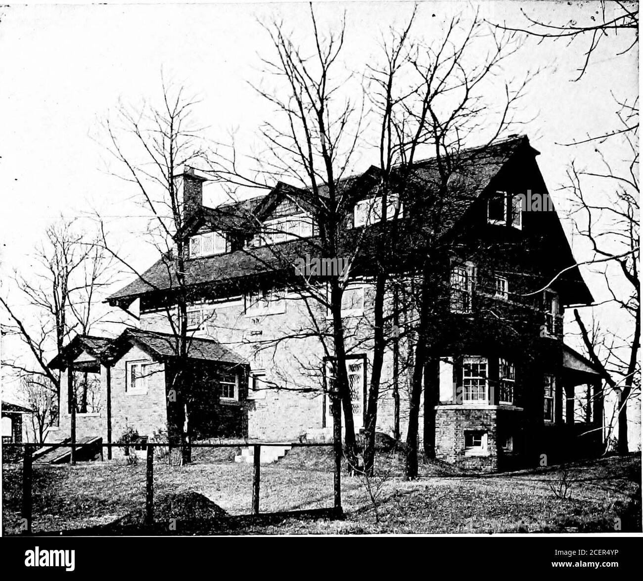 . Maisons pour ville ou pays. UNE MAISON TOUTE L'ANNÉE des écrans, mais unis par la similitude dans les lignes et l'effet de la boiseries, le caractère de qui s'harmonise avec le mobilier de la mission. Il est très rare de trouver une maison aussi petite que celle-ci si com-pletely conçu et fini. Même les tables et les chaises dans le style Mission sont bien choisis bothpour le confort et l'évitement de l'incouthsolidité ordinaire de ce genre de chose. La maison à Milwaukee est beaucoup plus grande, et détachée de ses voisins. La taille de la lotis, cependant, pas assez grand pour permettre une grande partie de tout traitement de paysage, Banque D'Images