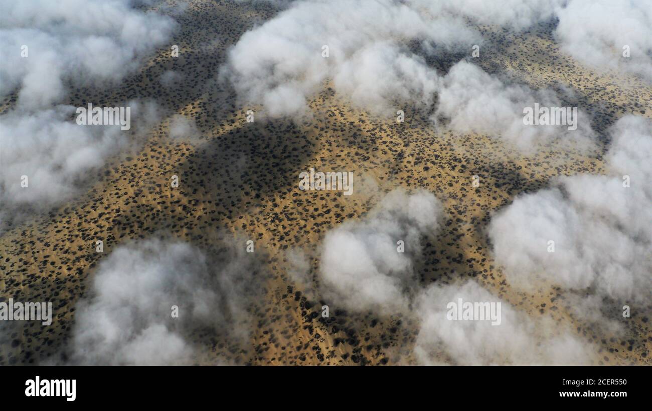 Des nuages profonds survolez le paysage du désert de sable au Pérou Banque D'Images