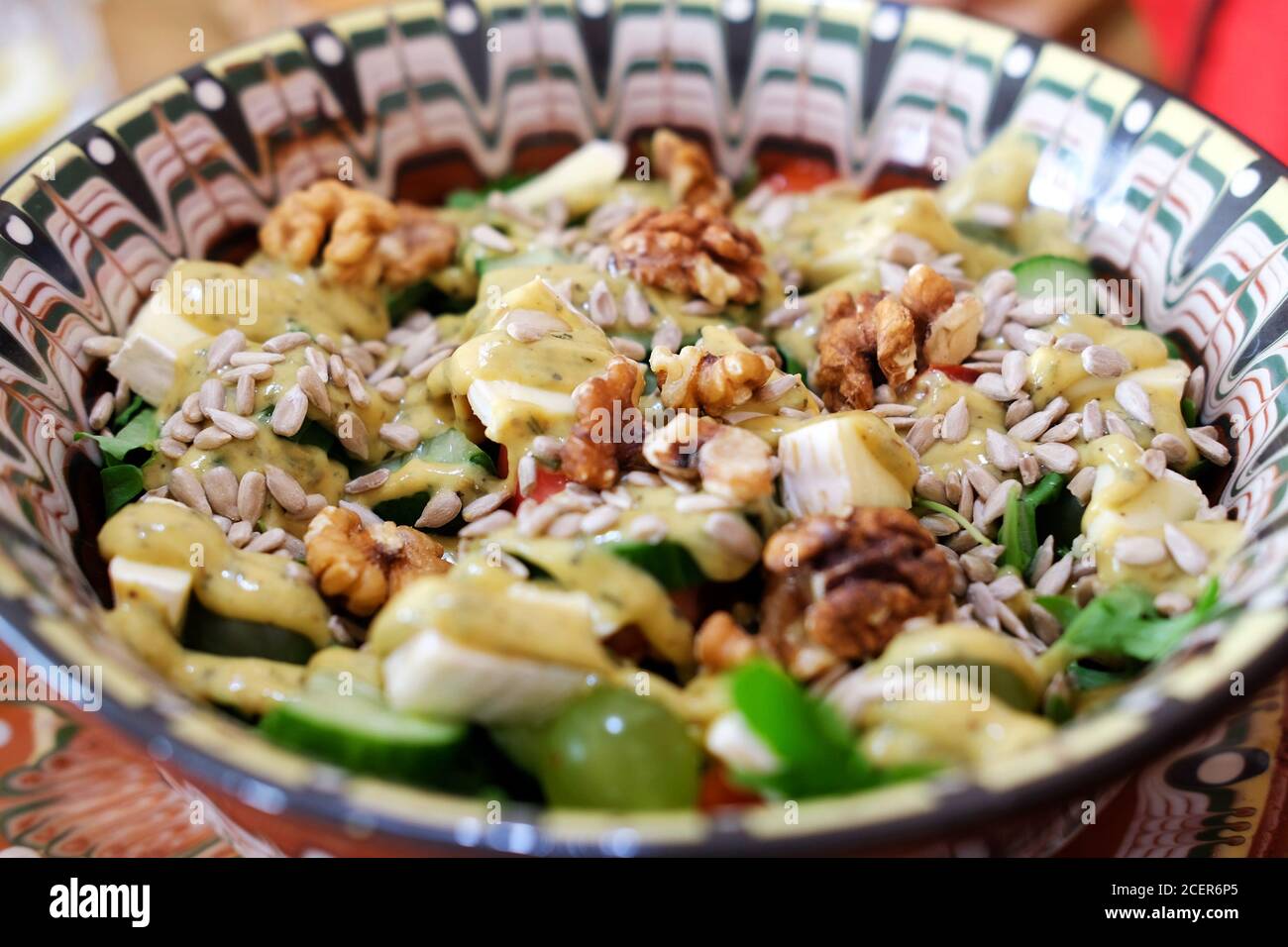 Grand bol de salade avec noix, raisins et graines de tournesol riche en gras et fibres oméga-3 et oméga-6 sains Banque D'Images