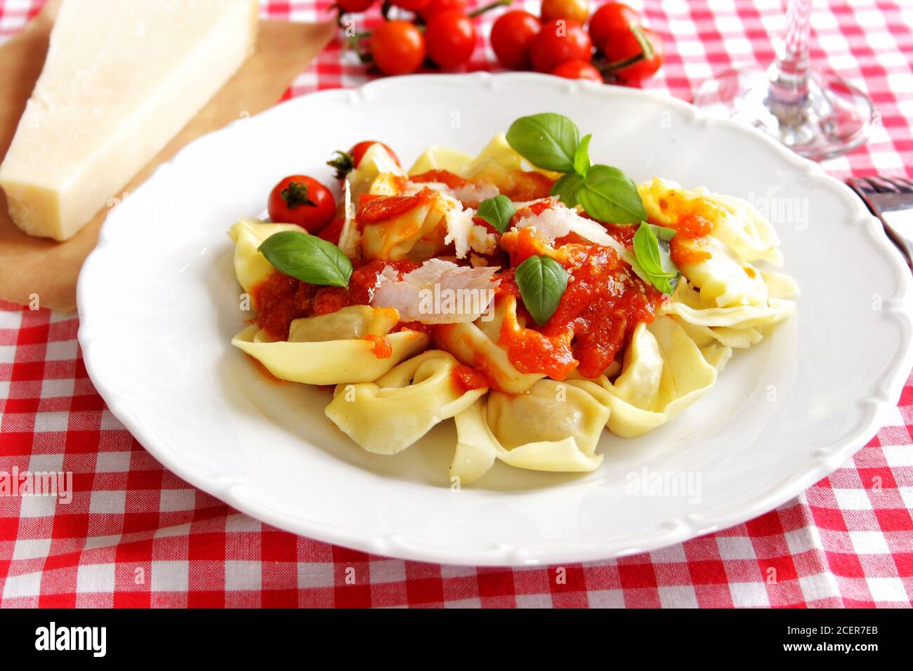 Tortellini avec sauce tomate et basilic Banque D'Images