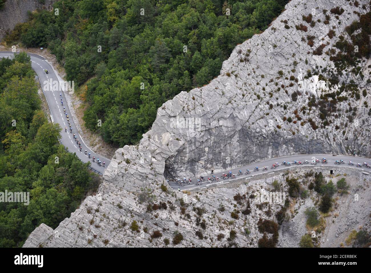 Vue aérienne de la course cycliste Tour de France 2020 Passe par la Taulanne Ravine près de Castellane dans le sud Alpes françaises Banque D'Images