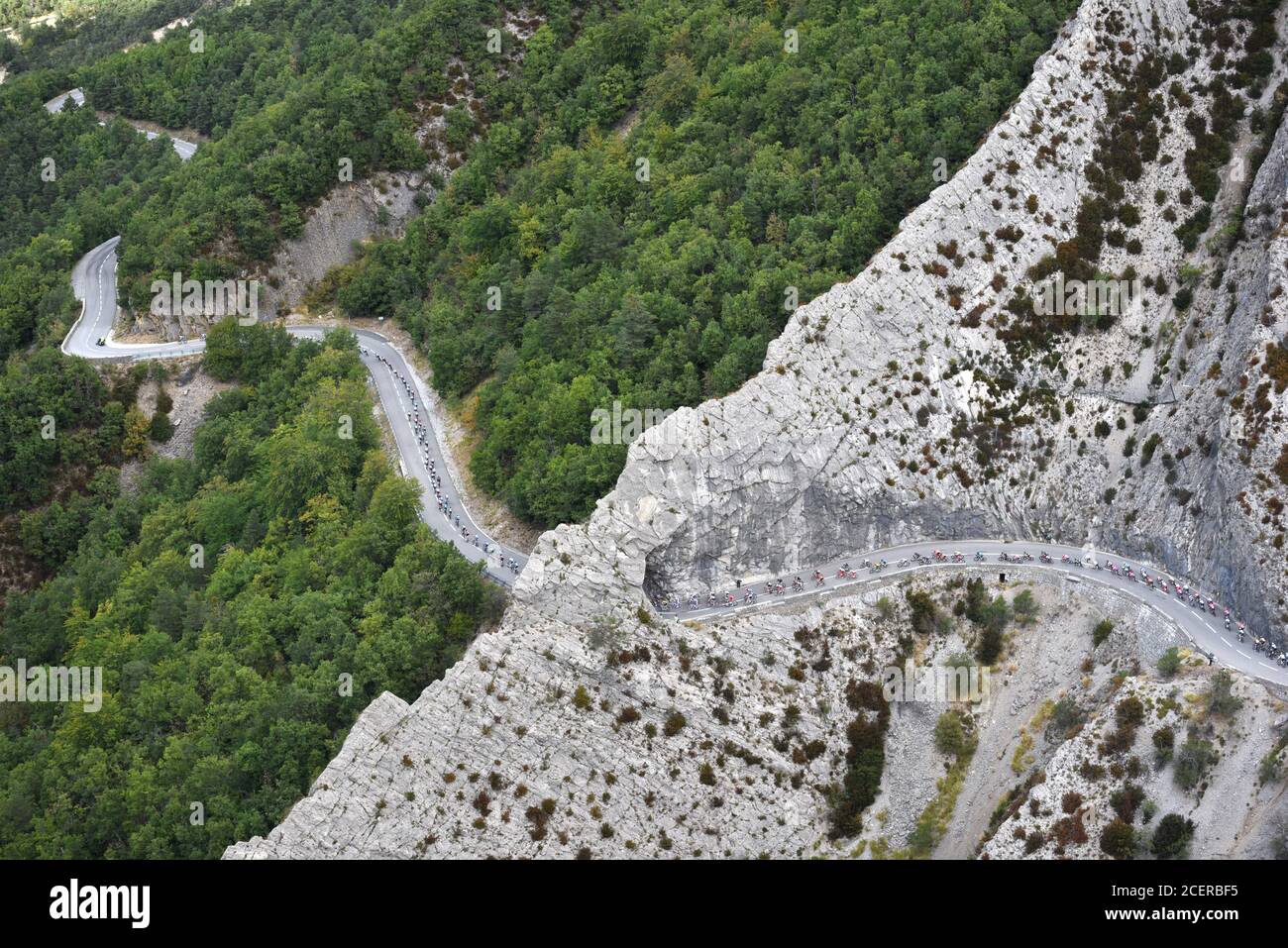 Vue aérienne de la course cycliste Tour de France 2020 Passe par la Taulanne Ravine près de Castellane dans le sud Alpes françaises Banque D'Images