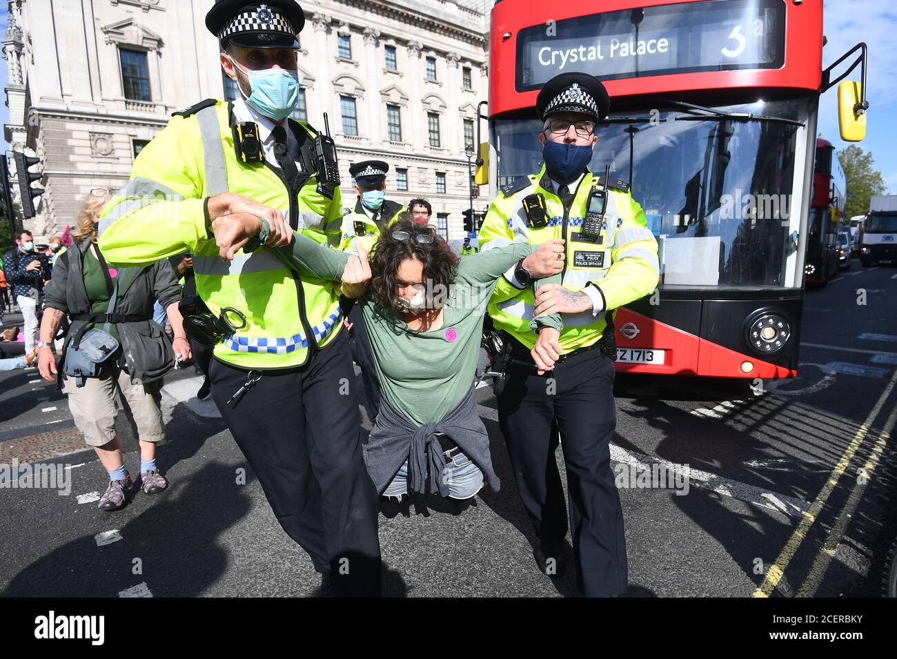 Un manifestant de la rébellion en voie d'extinction est enlevé par des policiers sur la place du Parlement, à Londres. Le groupe de campagne sur l'environnement a prévu des événements qui se tiendront dans plusieurs sites de la capitale, en commençant à la place du Parlement à Westminster le deuxième jour des manifestations. Banque D'Images