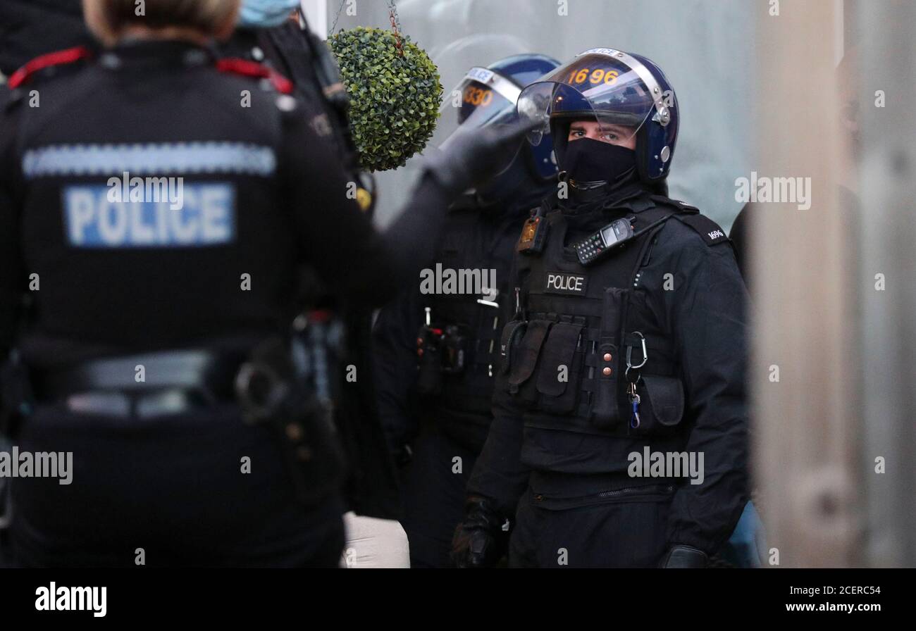 Des Officiers De La Police De Thames Valley Participent A Un Raid Sur Une Propriete De High Wycombe Dans Le Buckinghamshire Dans Le Cadre D Une Enquete Sur Encrochat Un Systeme De Communication